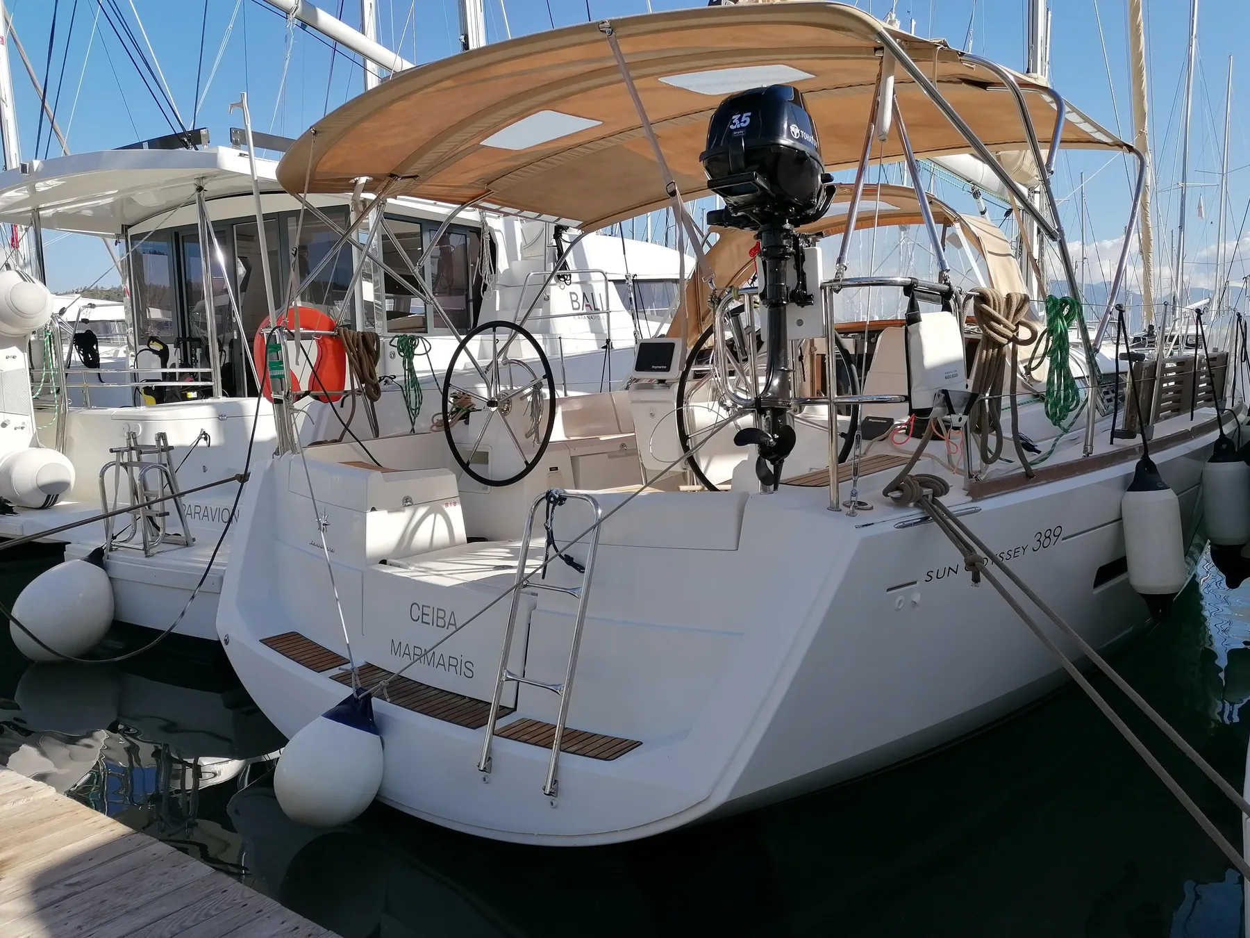 Яхта Jeanneau Sun Odyssey 389 - вид сбоку